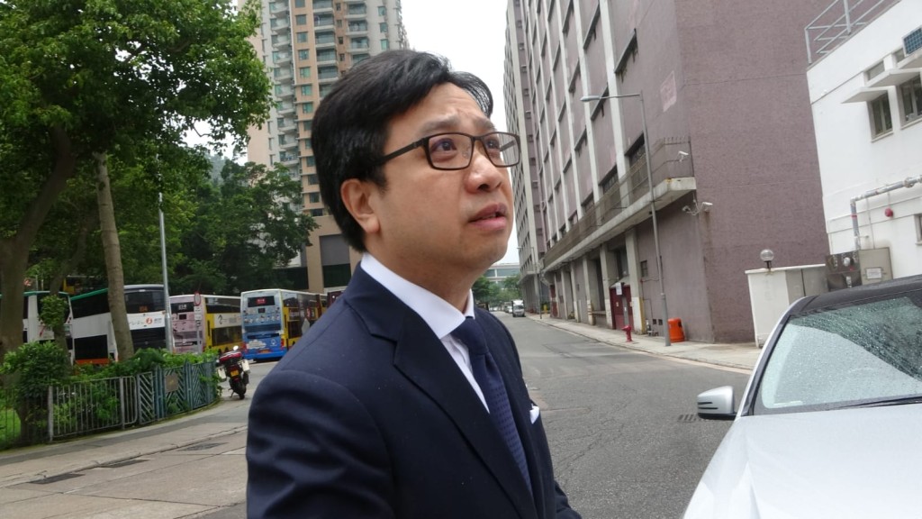 其親友由陳代表律陪同下離開。 梁國峰攝
