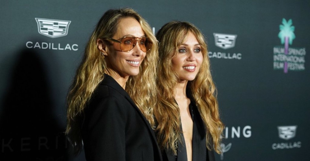 Miley帶同母親Tish現身。 Miley帶同母親Tish現身。