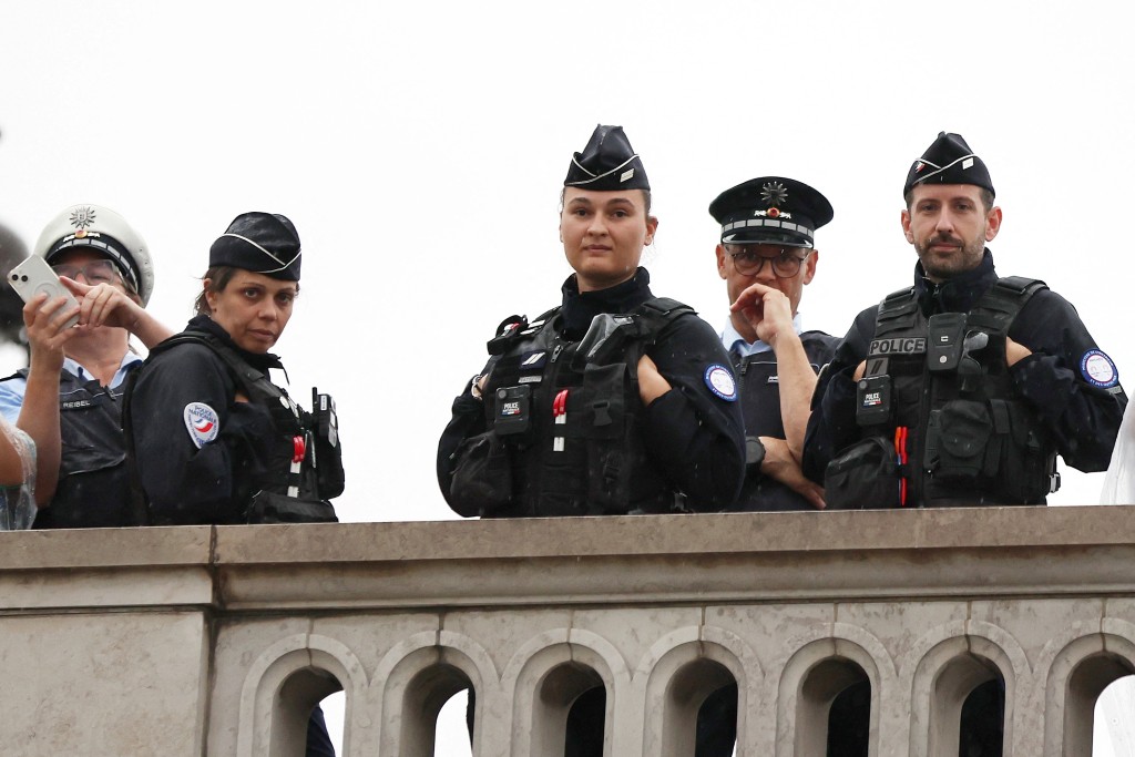巴黎有大批军警戒备。路透社