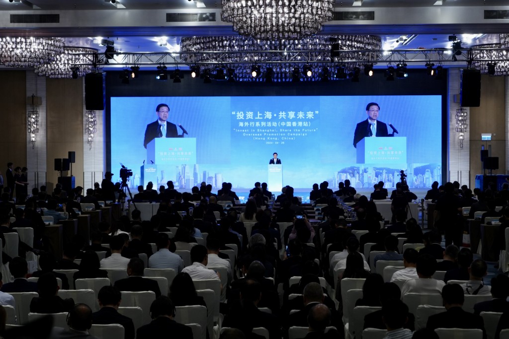 上海市政府举办“投资上海•共享未来”沪港经贸合作推介会。刘骏轩摄