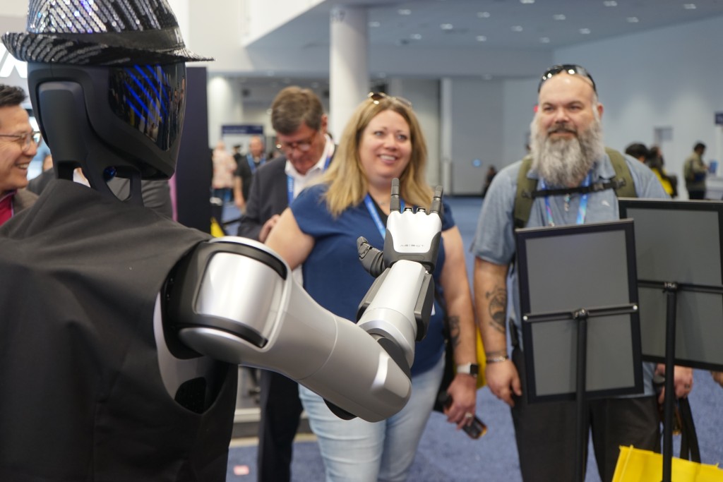 CES 2026，人們參觀智元展區的機械人。 新華社 