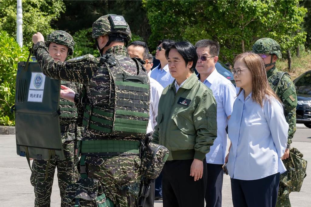 軍官向賴清德講解演習情況。中時
