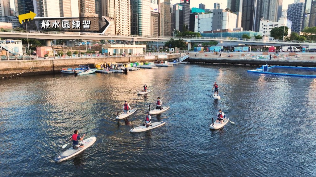 4子維港試玩直立睇日落，獲教練大讚團結。