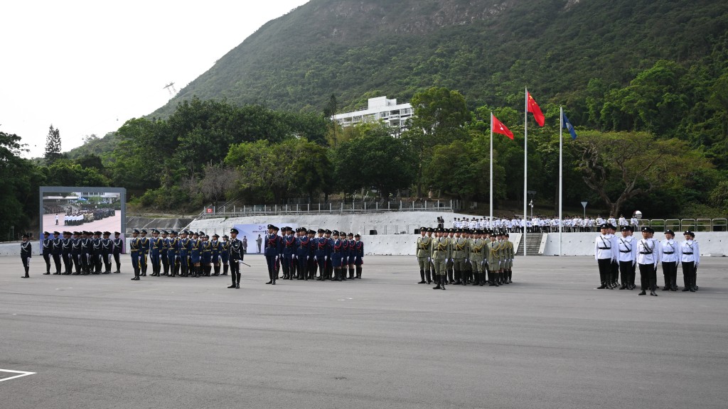 纪律部队仪仗队在升旗仪式中列队。政府新闻处