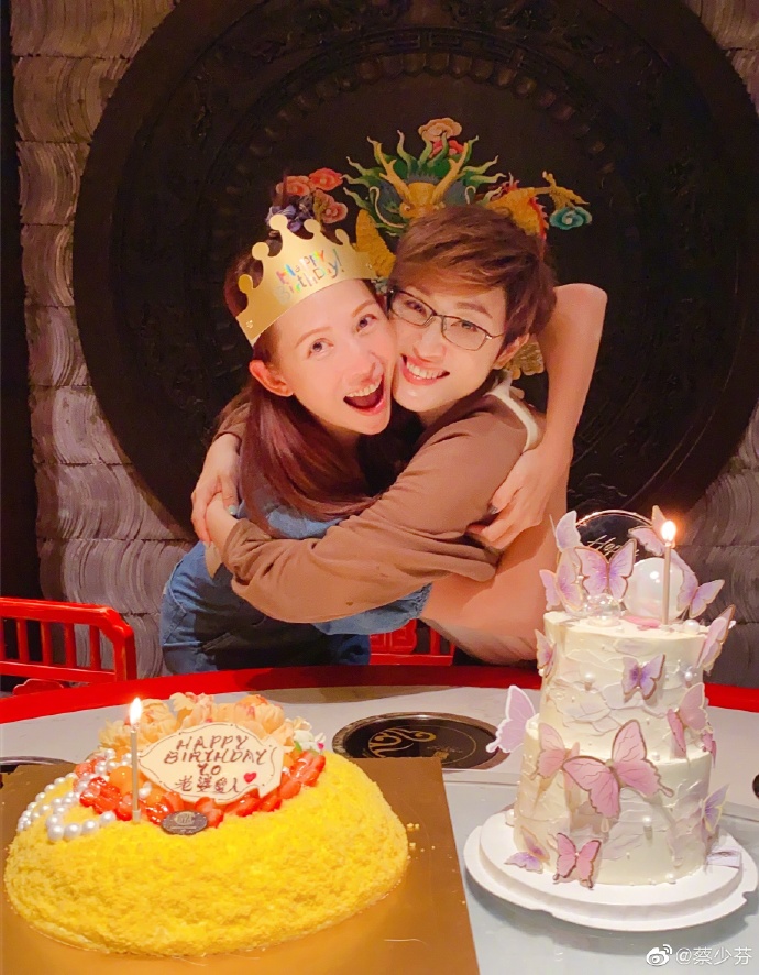 同陳法蓉攬得好肉緊。