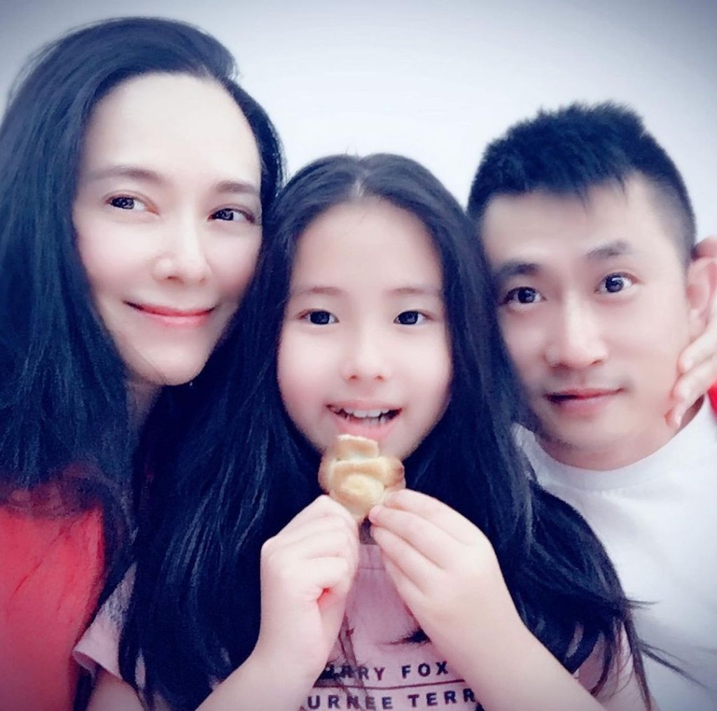 48歲郭羨妮跟老公朱少杰及11歲女兒Kylie。