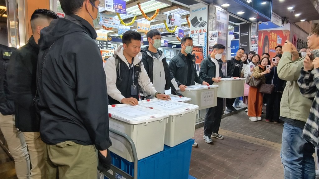 警方在律師行取走多箱文件。