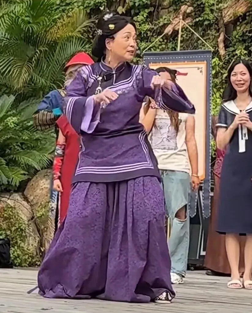 「石榴姐」苑瓊丹現身廣東一景區「打工」。 「石榴姐」苑瓊丹現身廣東一景區「打工」。