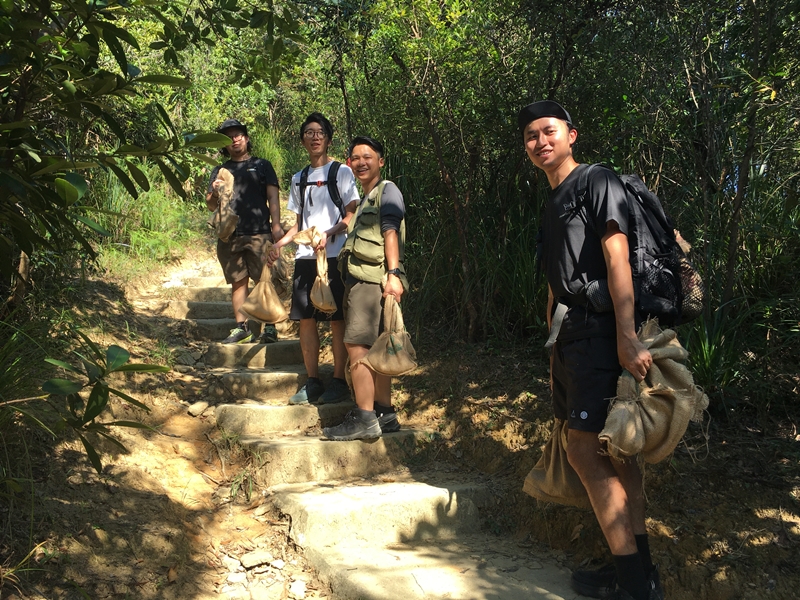 很多行山人士願意出一分力。綠惜地球圖片