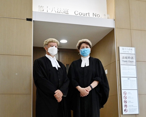 楊美琪(右)成為大律師。
