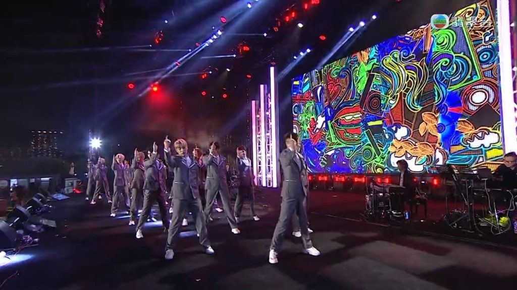 《亞洲超星團》帶來男團式跳唱表演，掀起高潮！