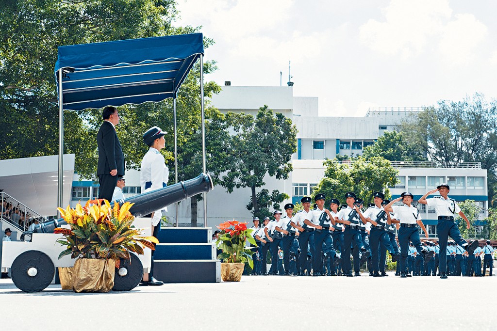 香港警察學院昨日舉行結業會操,今期共30名見習督察及182名學警畢業。