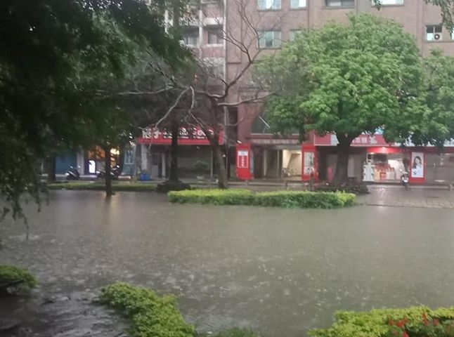 新竹地區暴雨成災。FB專頁「新竹爆料公社」圖片
