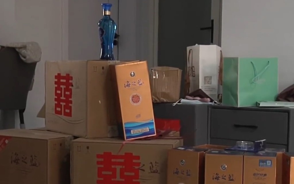 趙女士想不到當日替兒子買來假酒。《都市報道》 趙女士想不到當日替兒子買來假酒。《都市報道》