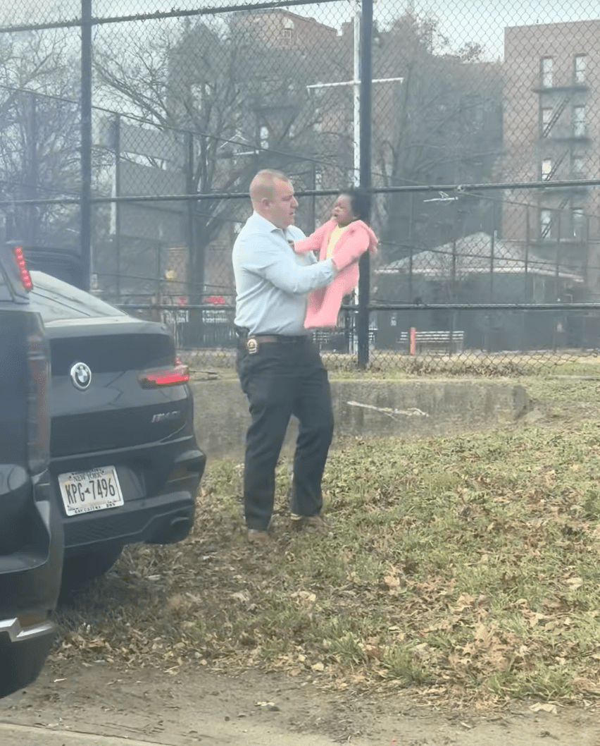 警員確認女嬰恢復吸引。Tiktok @ simplysandra__ 片段截圖 警員確認女嬰恢復吸引。Tiktok @ simplysandra__ 片段截圖