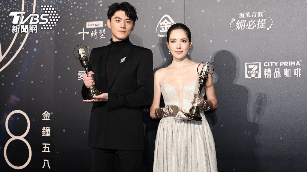 許瑋甯（右）憑《她和她的她》奪得迷你劇集／電視電影女主角獎。