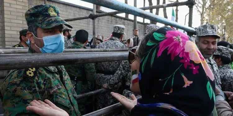 有準備入場的女球迷跟伊朗軍警爭論。網上圖片
