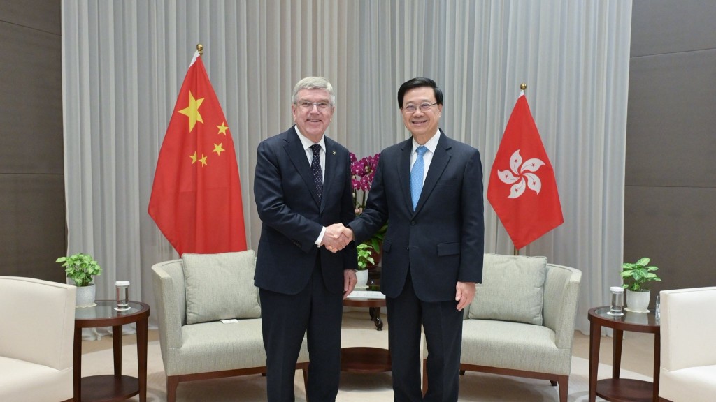 全運會｜李家超(右)晤國際奧委會終身名譽主席巴赫。 李家超FB