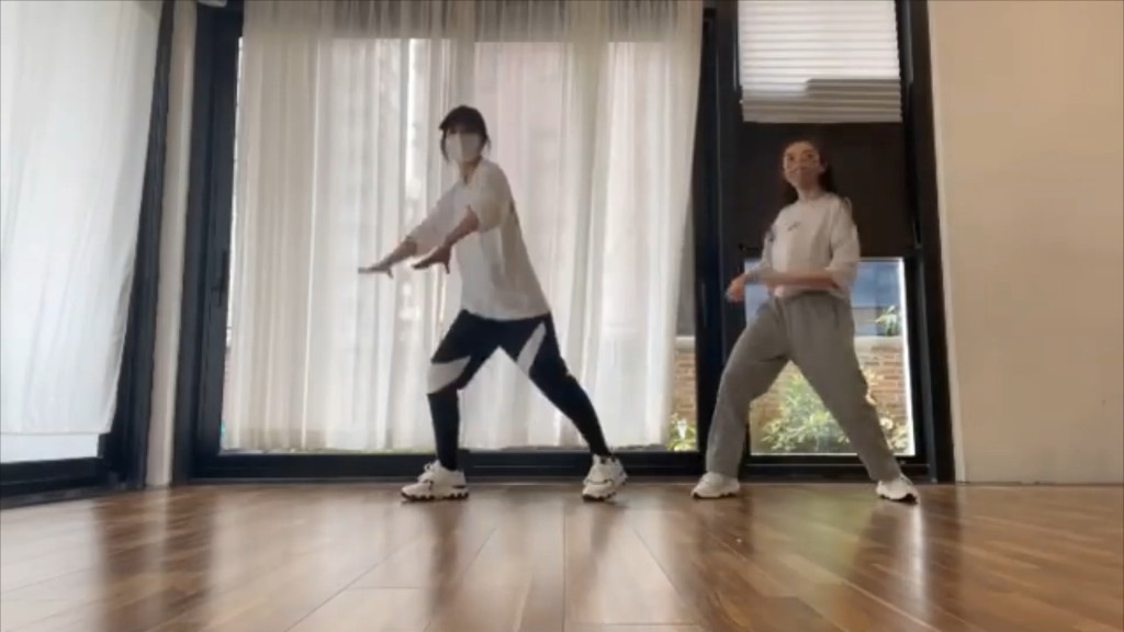 阿Sa與友人一起跟着拍子跳舞。