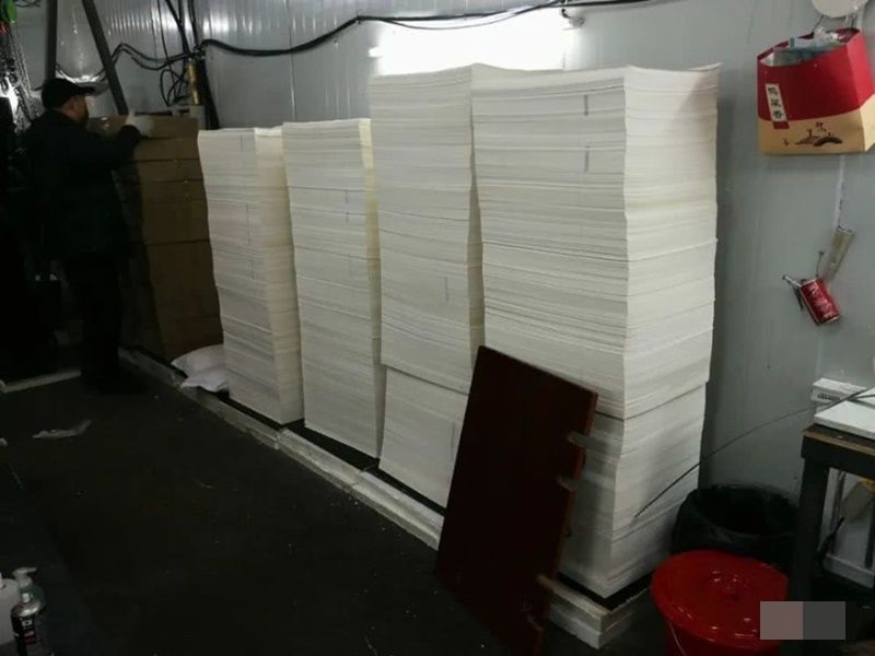 公安檢獲用作印製假鈔的專用紙張。網圖
