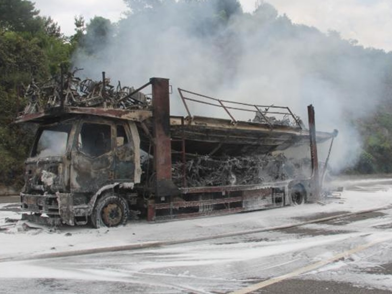 货车上的88辆电动单车烧剩车架变成废铁。网图