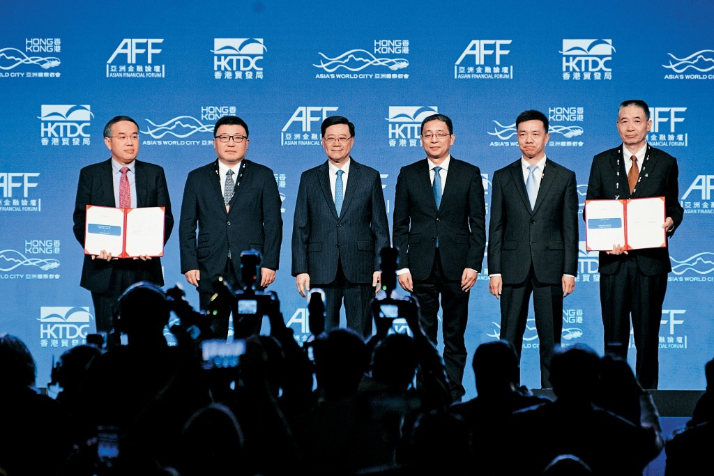財經事務及庫務局局長許正宇（左一）與上海黃金交易所簽署合作協議，行政長官李家超（左三）亦在場見證。
