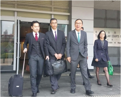 甘澤華(左二)、代表被告的資深大律師清洪(左三)。林欣樂攝