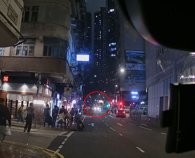 城巴沿禮頓道往邊寧頓街方向行駛。fb車cam L（香港群組）影片截圖