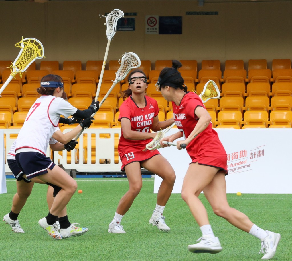 史卓妍（中）今仗入了三球。徐嘉华摄