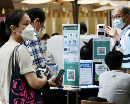 市民在食肆用安心出行程式。 資料圖片