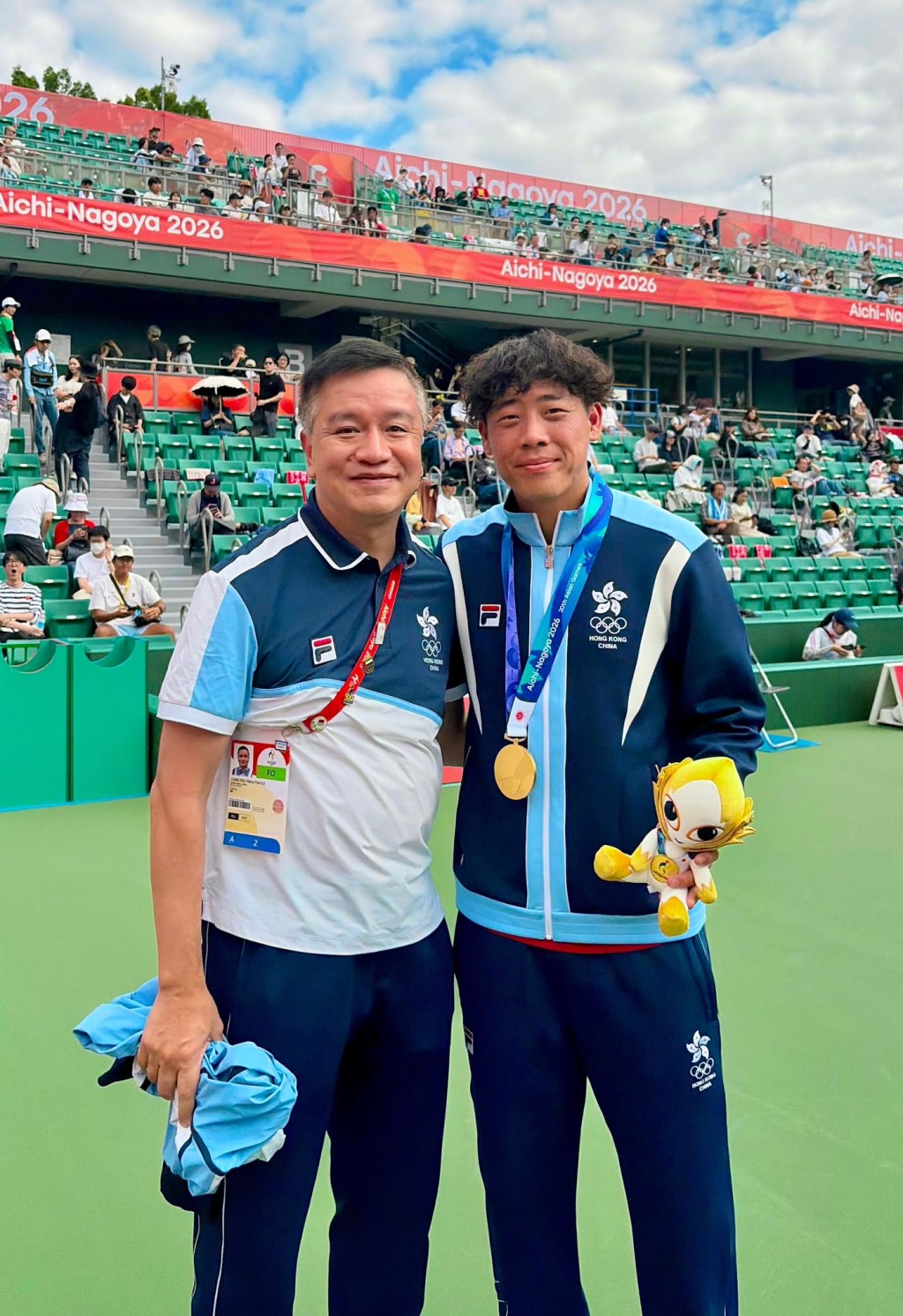 容樹恒(左)多年來為不同的運動員提供醫療服務,當中包括屆亞運網球男子單打金牌黃澤林。 容樹恒(左)多年來為不同的運動員提供醫療服務,當中包括屆亞運網球男子單打金牌黃澤林。