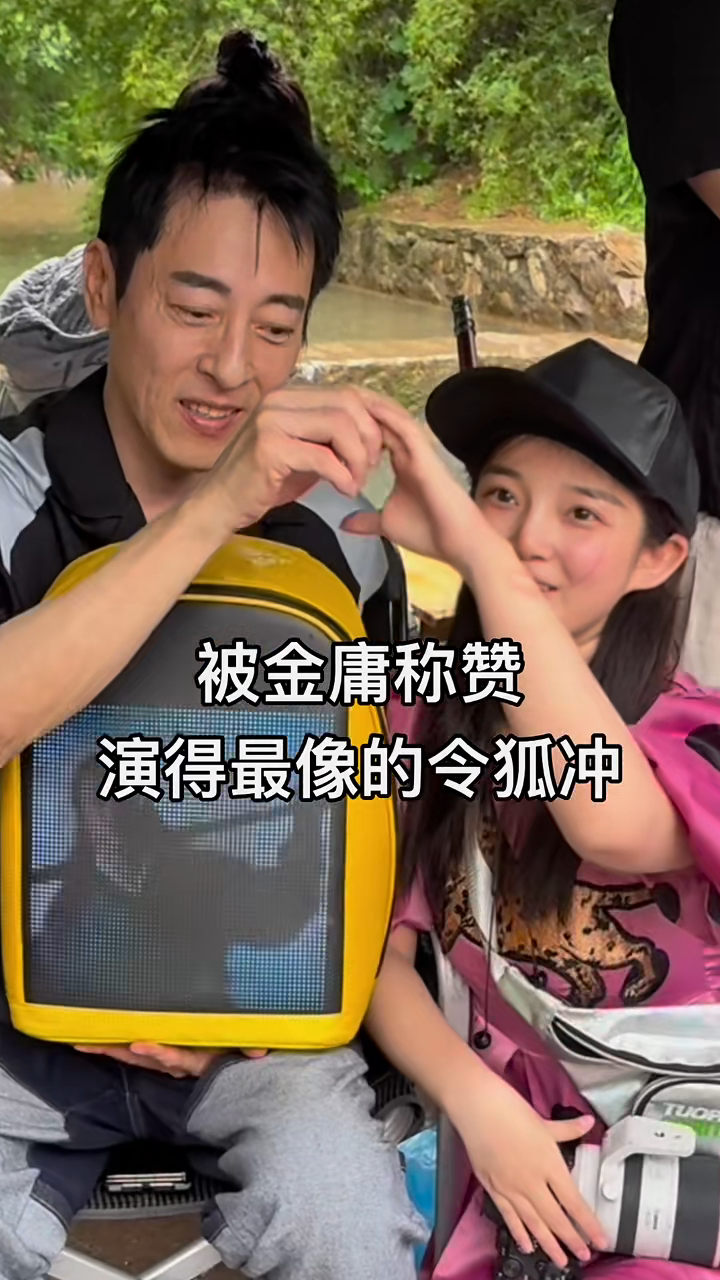 呂頌賢近日於內地罕現身,同粉絲熱情互動,他更親民地拉着女粉絲小手。 呂頌賢近日於內地罕現身,同粉絲熱情互動,他更親民地拉着女粉絲小手。