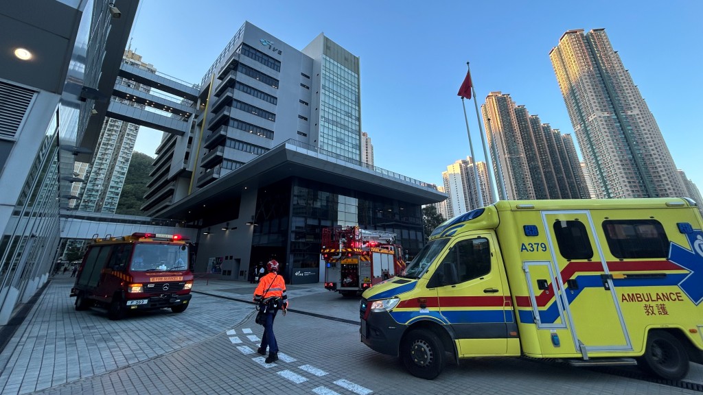 調景嶺知專校園少女不適送院 報稱被不明液體濺中。曾志恆攝