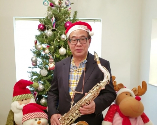 盧偉國演奏色士風賀聖誕。