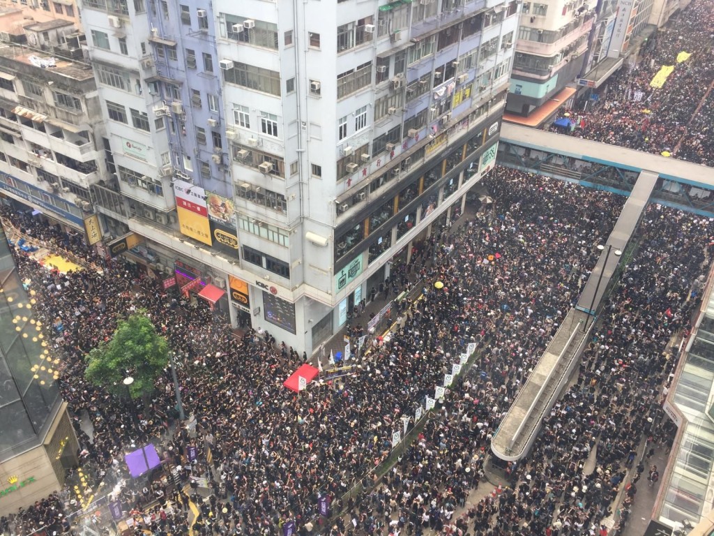 警方呼籲市民遵守秩序。