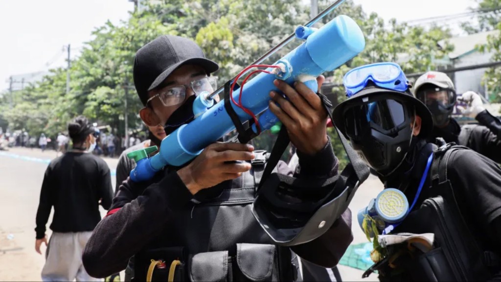 2021年緬甸政變後不久，民眾以自製水管空氣槍對抗政府軍。 資料圖片 