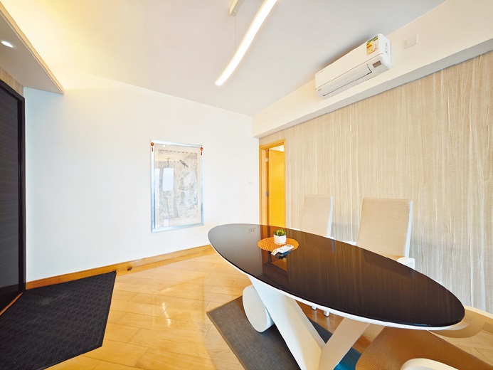 大厅泾渭分明，其中饭厅放置具设计感的饭桌。