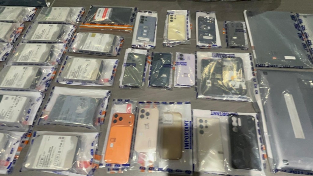 警方共檢獲24部智能電話、3部平板電腦、11部電腦及53個外置儲存裝置。