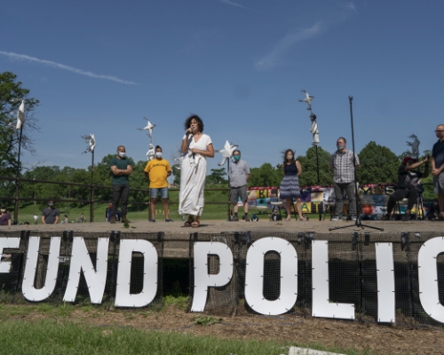明尼阿波利斯市议会多数成员承诺会推动撤除资助并解散警队的程序。AP