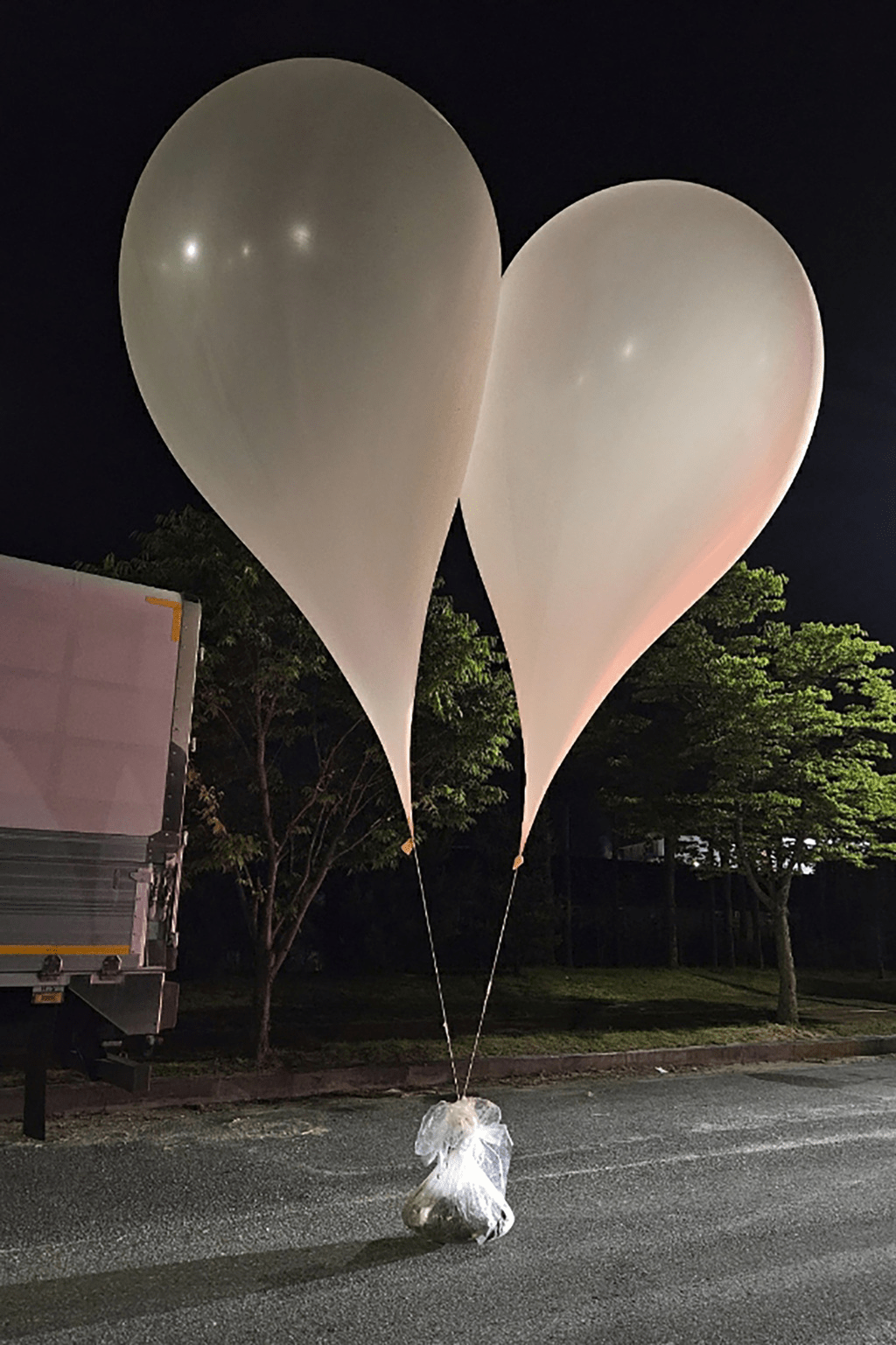 北韩“大便气球”降落韩国忠清南道。  美联社