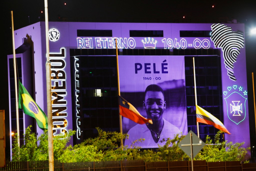 南美足總樓外牆投射上比利的照片以悼念他。REUTERS