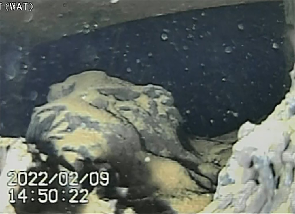 遙控潛水機械人拍攝到跌落反應堆底部的熔毀燃料。 美聯社