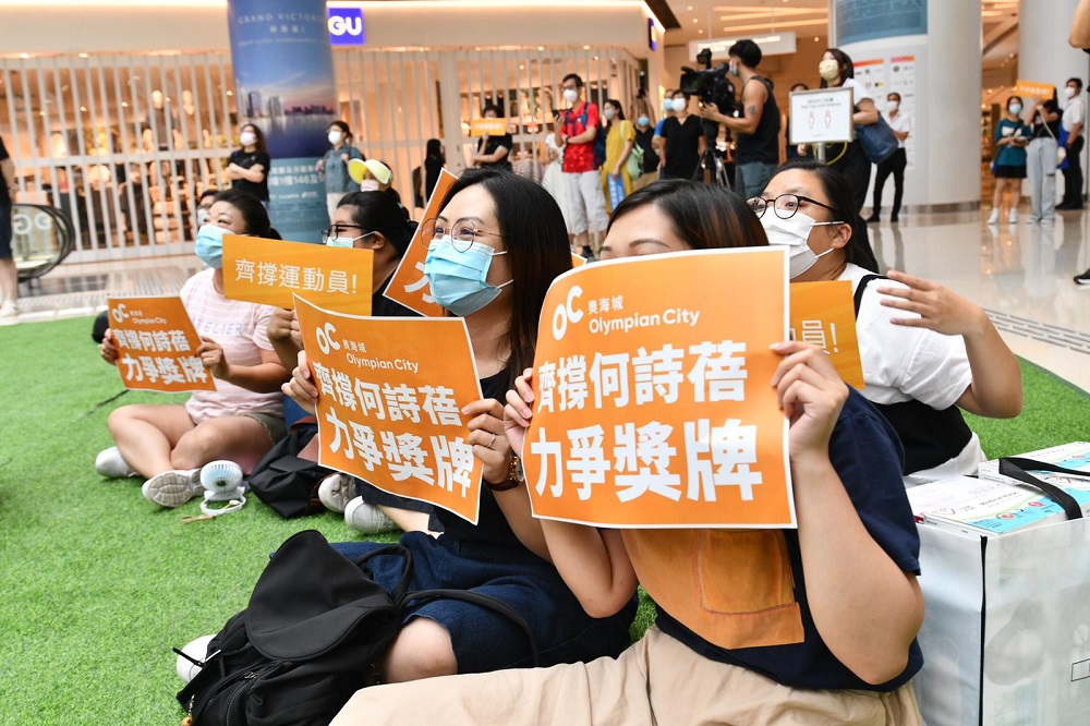 不少市民一早到商場為何詩蓓打氣。