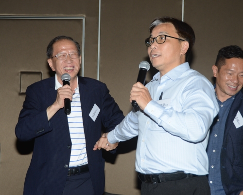 貝鈞奇（左）出席交流會與球圈人士交換意見。馮梓健攝