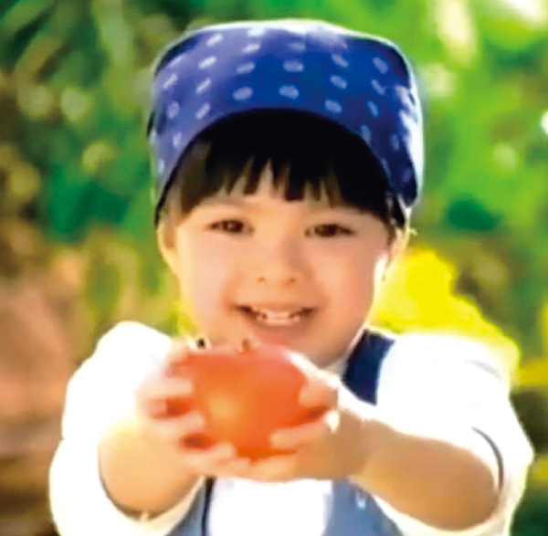 五岁时做童星拍广告，戴着头巾捧住番茄仔嗌Daddy，可爱到不得了。