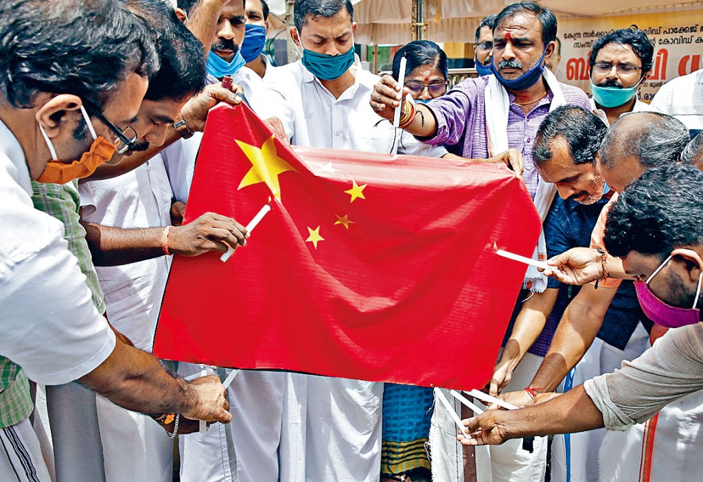 印度民眾當街燒中國五星紅旗。