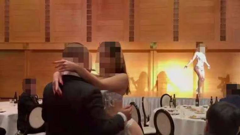 《产经新闻》独家取得的影片显示，自民党有议员与性感舞娘贴身互动。影片截图