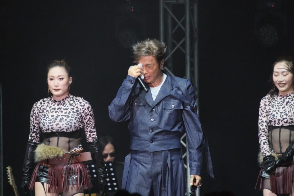 觀眾報以熱烈掌聲,他譚耀文激動得低頭流淚。 觀眾報以熱烈掌聲,他譚耀文激動得低頭流淚。