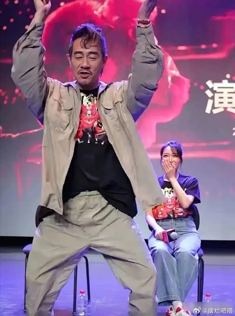 早前有网民在微博上发布了几张陈小春现身宣传音乐剧《雄狮少年》的照片。