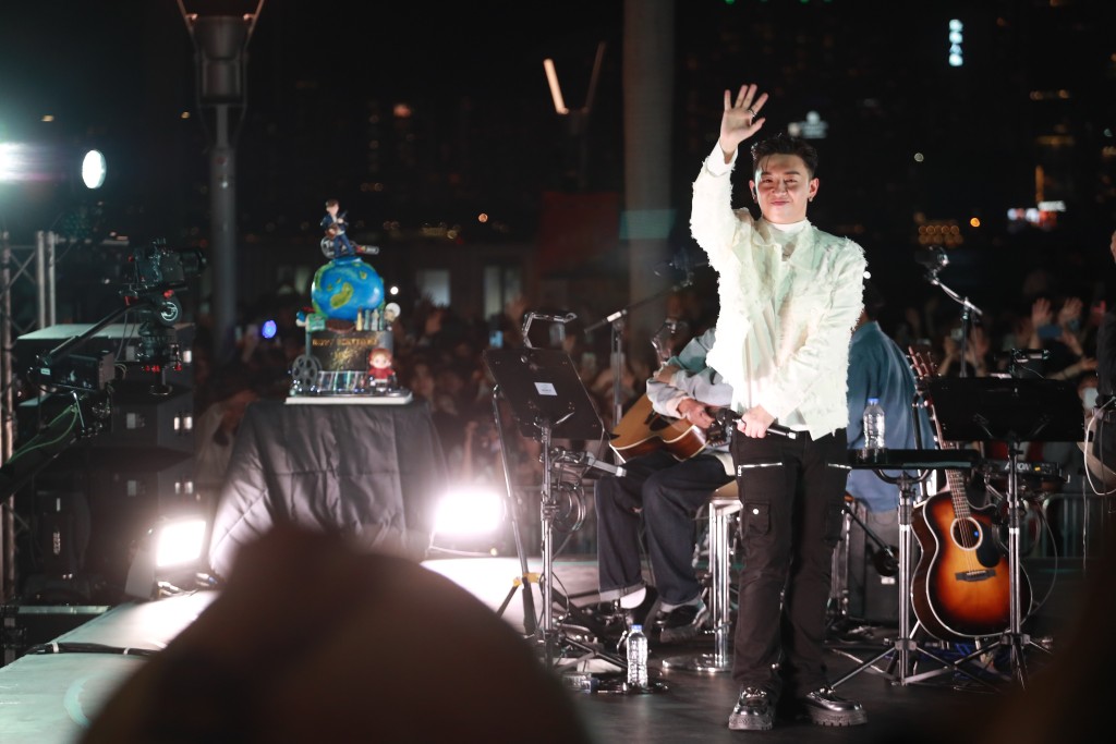 张天赋（MC）在文化中心露天广场举行演唱会。